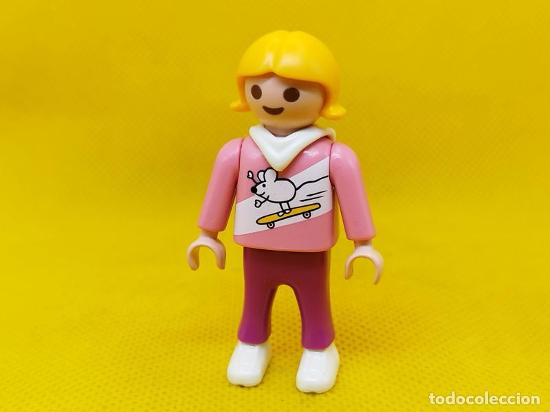 Playmobil: Playmobil Ni&ntilde;a con rat&oacute;n en monopat&iacute;n en la camiseta