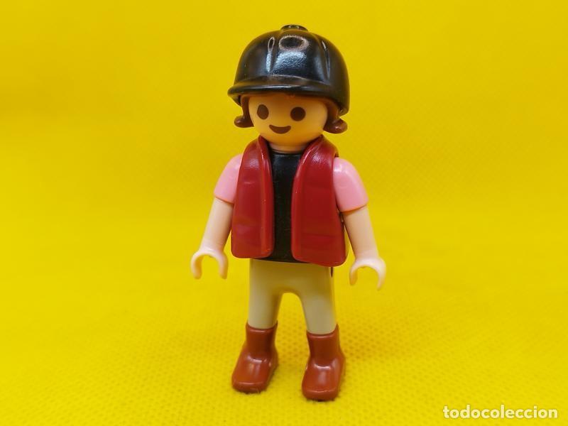 Playmobil: Playmobil Ni&ntilde;a con chaleco y gorra - Foto 1