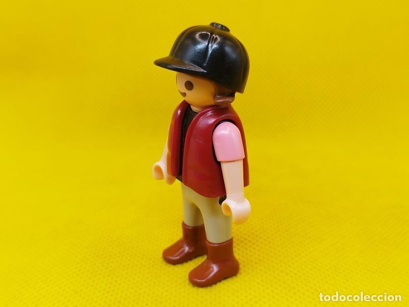 Playmobil: Playmobil Ni&ntilde;a con chaleco y gorra - Foto 2