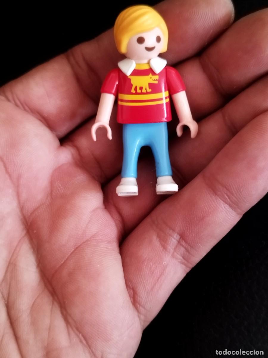 Playmobil: Figura playmobil famobil. Ni&ntilde;o escolar con camiseta.. Juguete