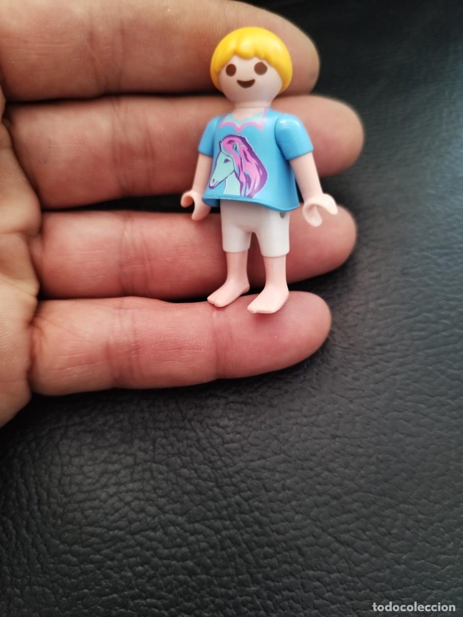 Playmobil: Figura Playmobil, ni&ntilde;a con Pony en la camiseta y descalza.