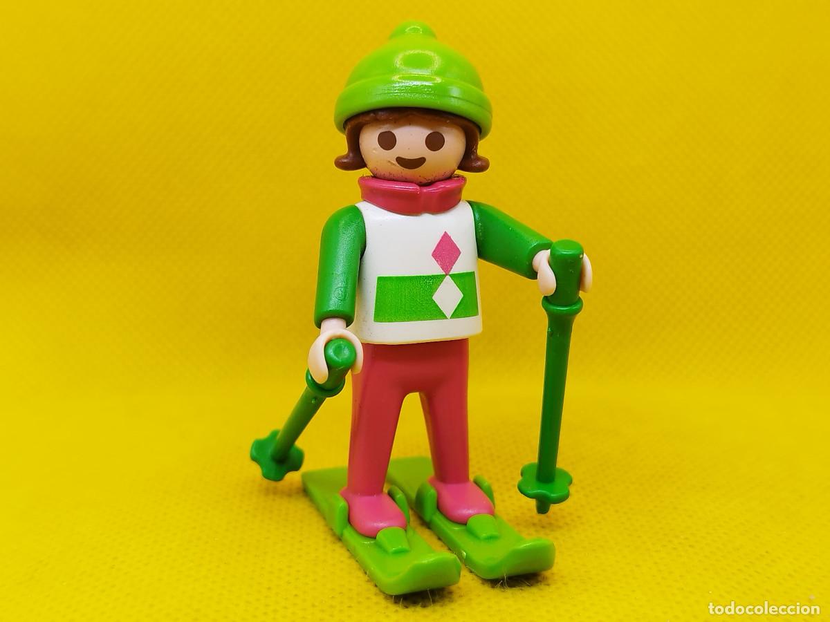 Playmobil: Playmobil Ni&ntilde;a con esqu&iacute;es y gorro verde