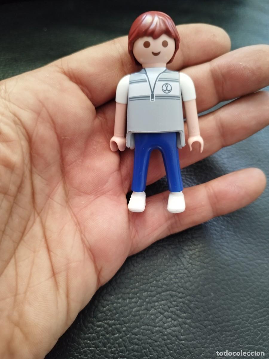 Playmobil: Figura Playmobil, hombre de cabello casta&ntilde;o. De 4144 Coche familiar divertido con remolque de barco.