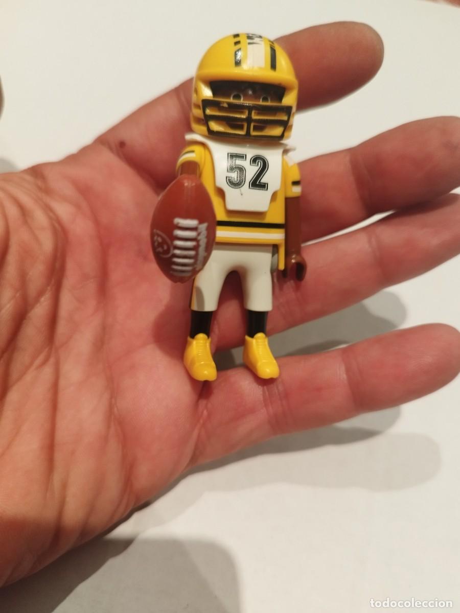 Playmobil: Figura Playmobil, jugador de rugby con equipaci&oacute;n y pelota.