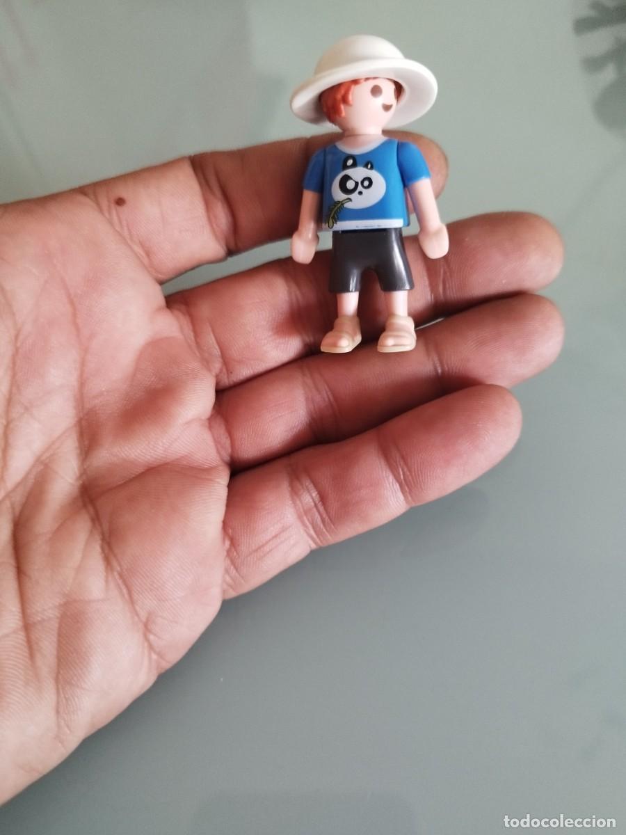 Playmobil: Figura Playmobil, ni&ntilde;a con gorro y oso panda en la camiseta.