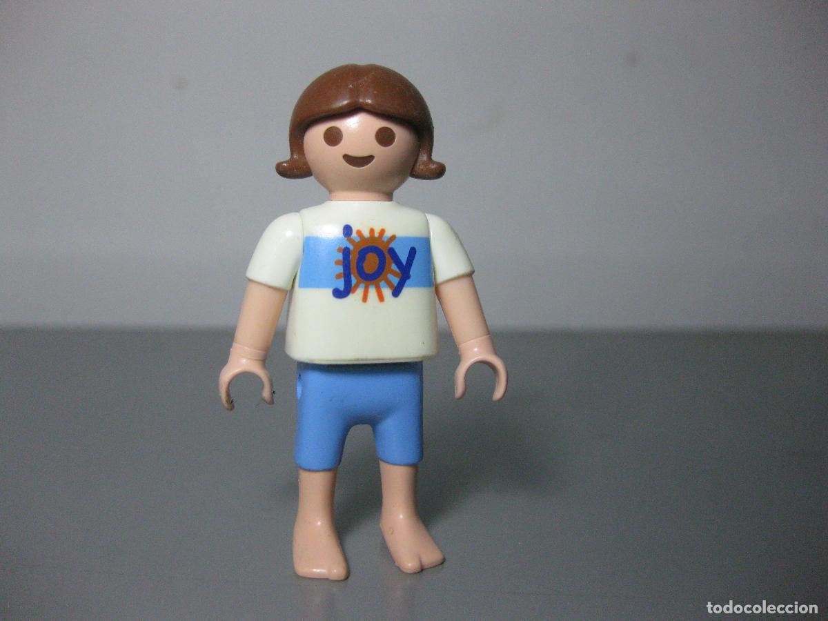 Playmobil: playmobil FIGURA NI&Ntilde;A BERMUDAS DESCALZA CIUDAD -C2