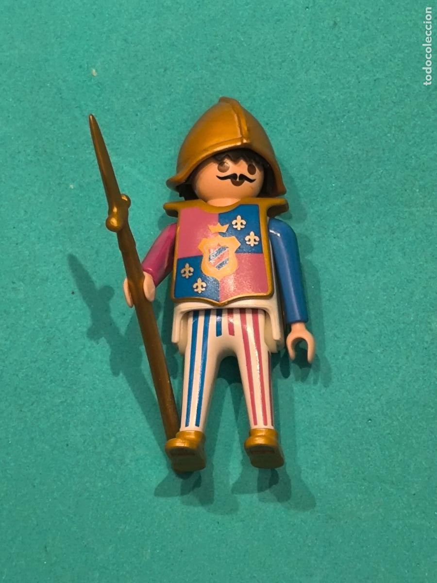 Playmobil: Playmobil figura caballero soldado medieval azul magenta rayas morri&oacute;n yelmo dorado lanza castillo