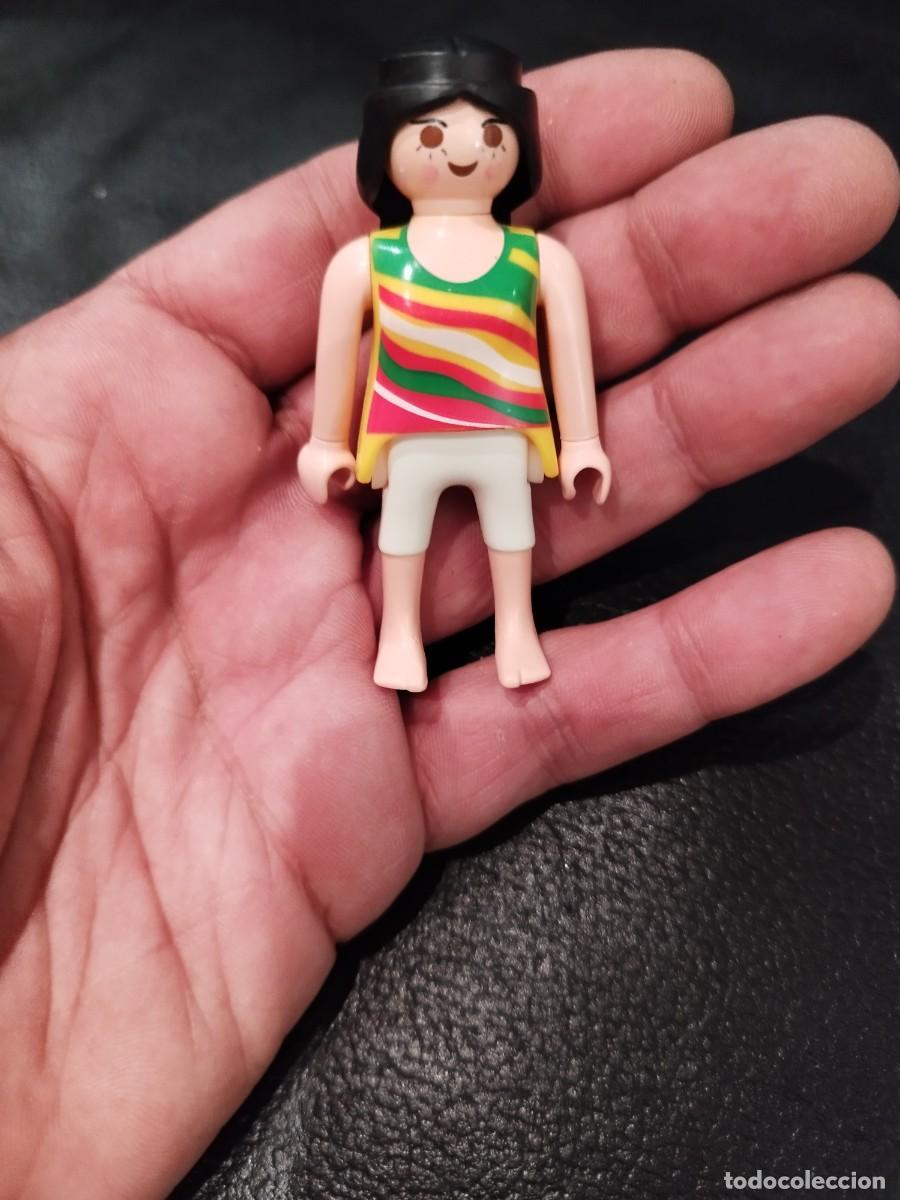 Playmobil: Figura Playmobil, mujer morena vestida de playa, piscina verano.