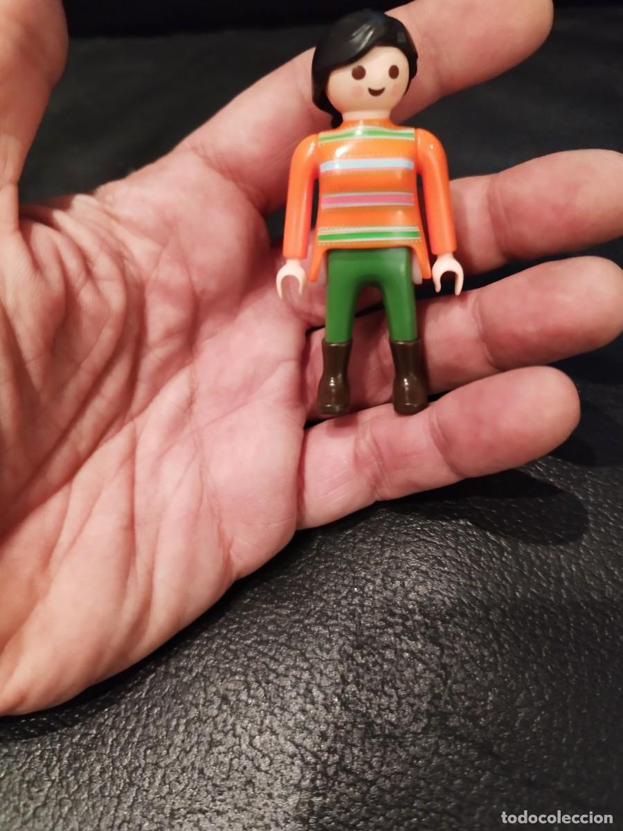 Playmobil: Figura Playmobil, mujer morena pelo largo con coleta. Jersey a rayas.
