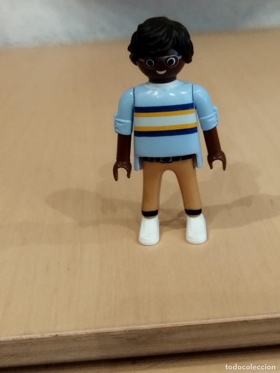 Playmobil: Figura Playmobil. Chico moreno, negro con gafas. Jersey a rayas. Padre de familia, casa, ciudad.