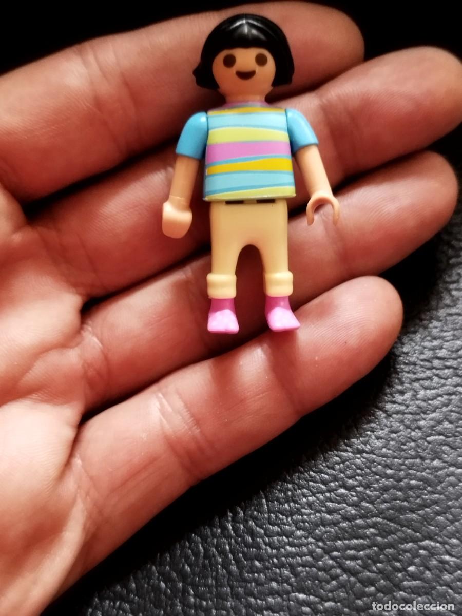 Playmobil: Figura Playmobil, ni&ntilde;a morena camiseta rayas de colores.