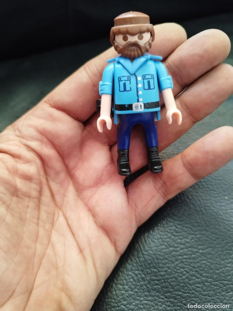 Playmobil: Figura playmobil, hombre con barba i barriga. Policia gordo de central de comando prisi&oacute;n.