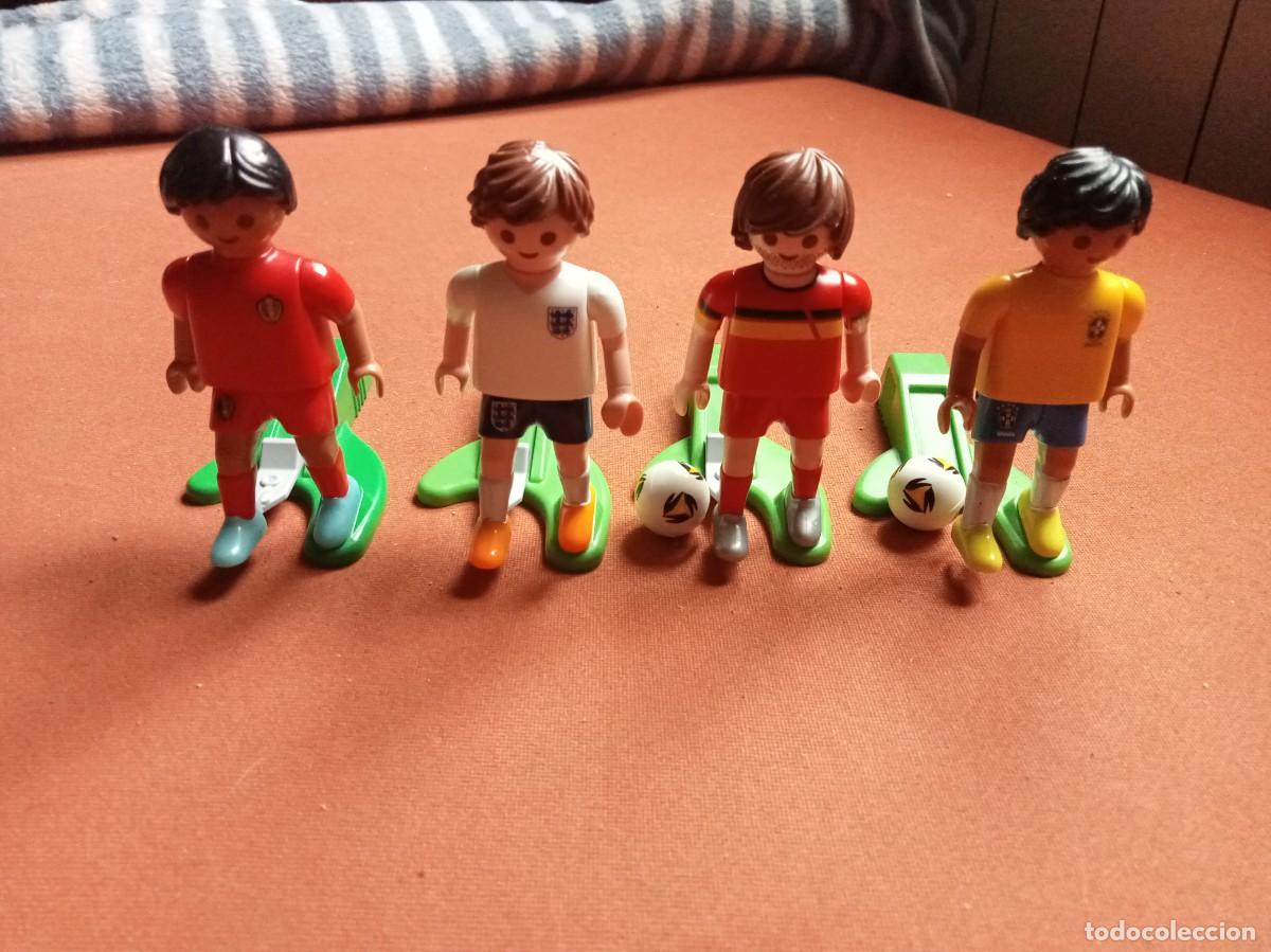 Playmobil: 4 PLAYMOBIL FUTBOLISTAS CON DOS BALONES