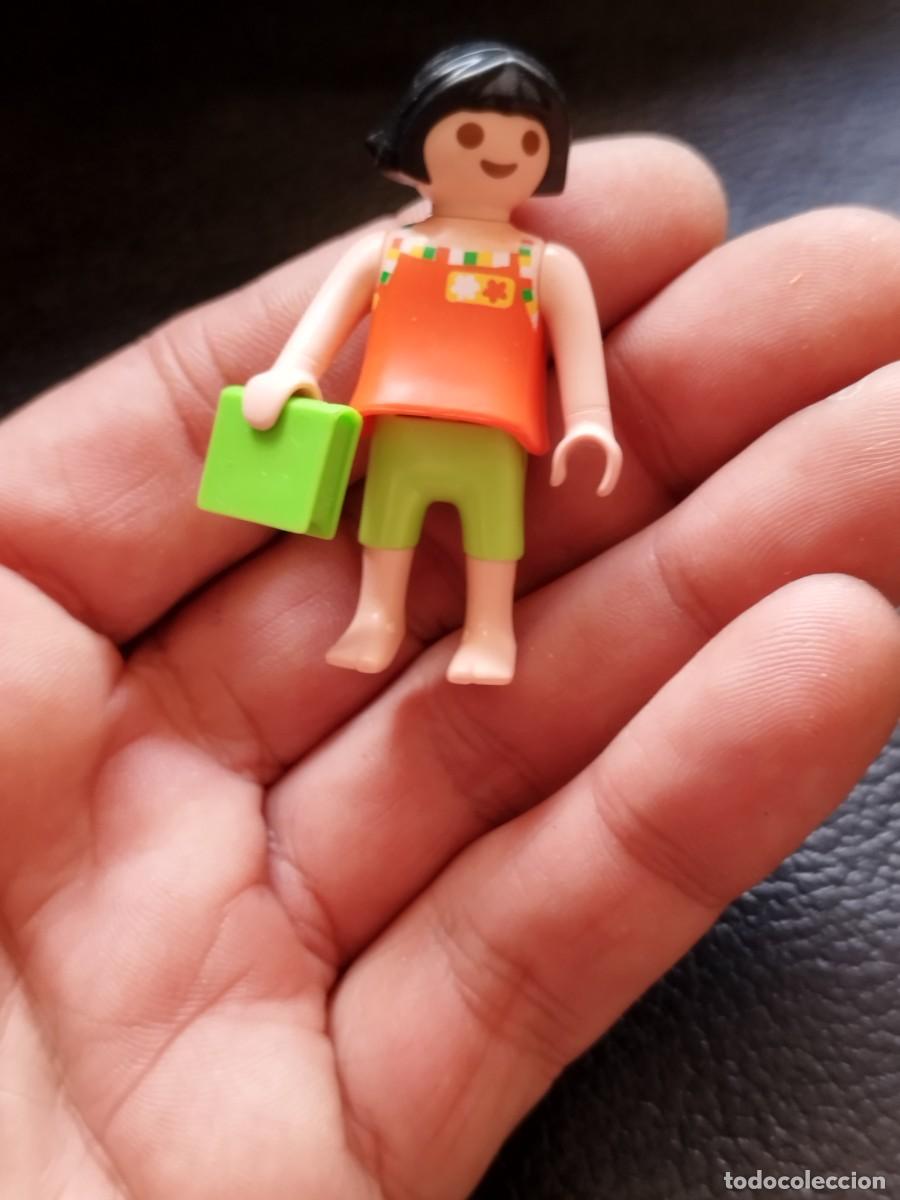 Playmobil: Figura Playmobil, Ni&ntilde;a morena con camiseta tirantes naranja. Con un libro en la mano.