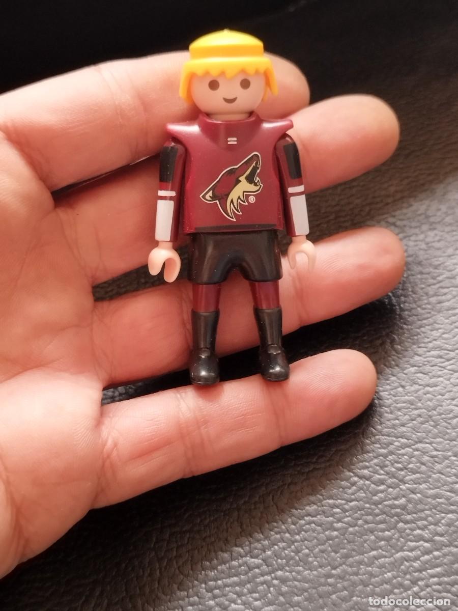 Playmobil: Figura Playmobil, chico jugador NHL Arizona coyotes. Hockey sobr&eacute; hielo.