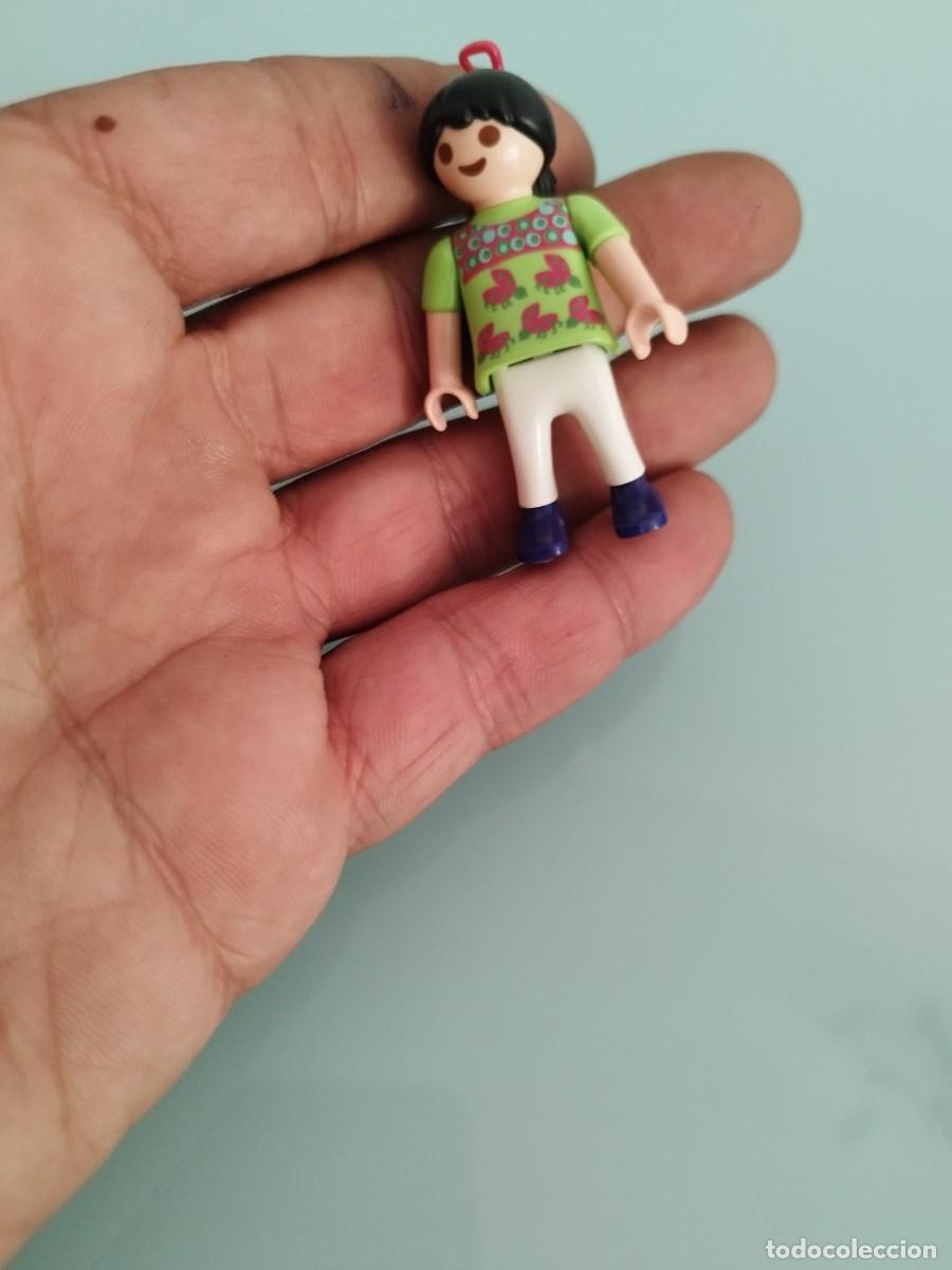 Playmobil: Figura playmobil, ni&ntilde;a con camiseta verde y mariquitas. Con coletero.