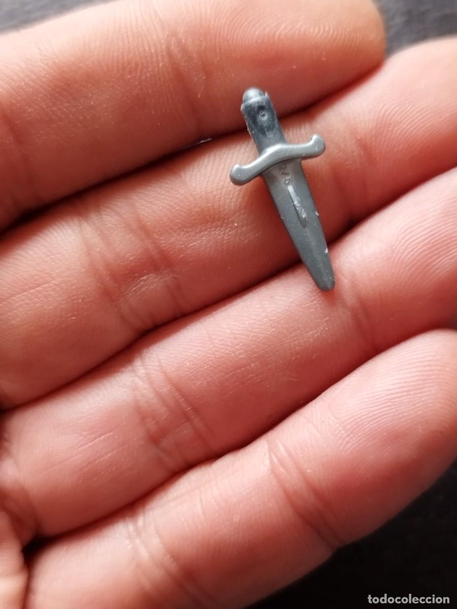 Playmobil: Figura playmobil, pu&ntilde;al, cuchillo.