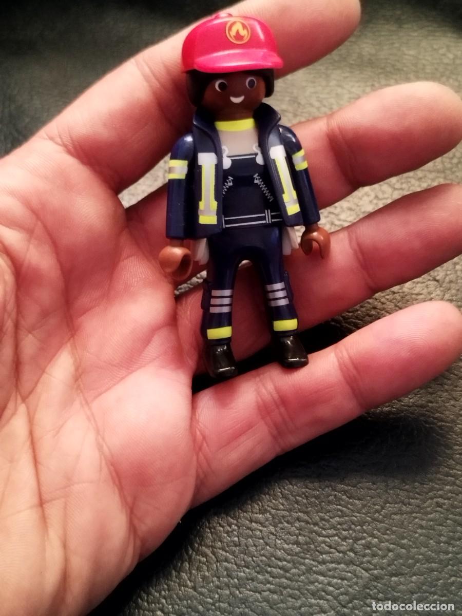 Playmobil: Figura Playmobil, chica negra, bombera con gorra de visera.
