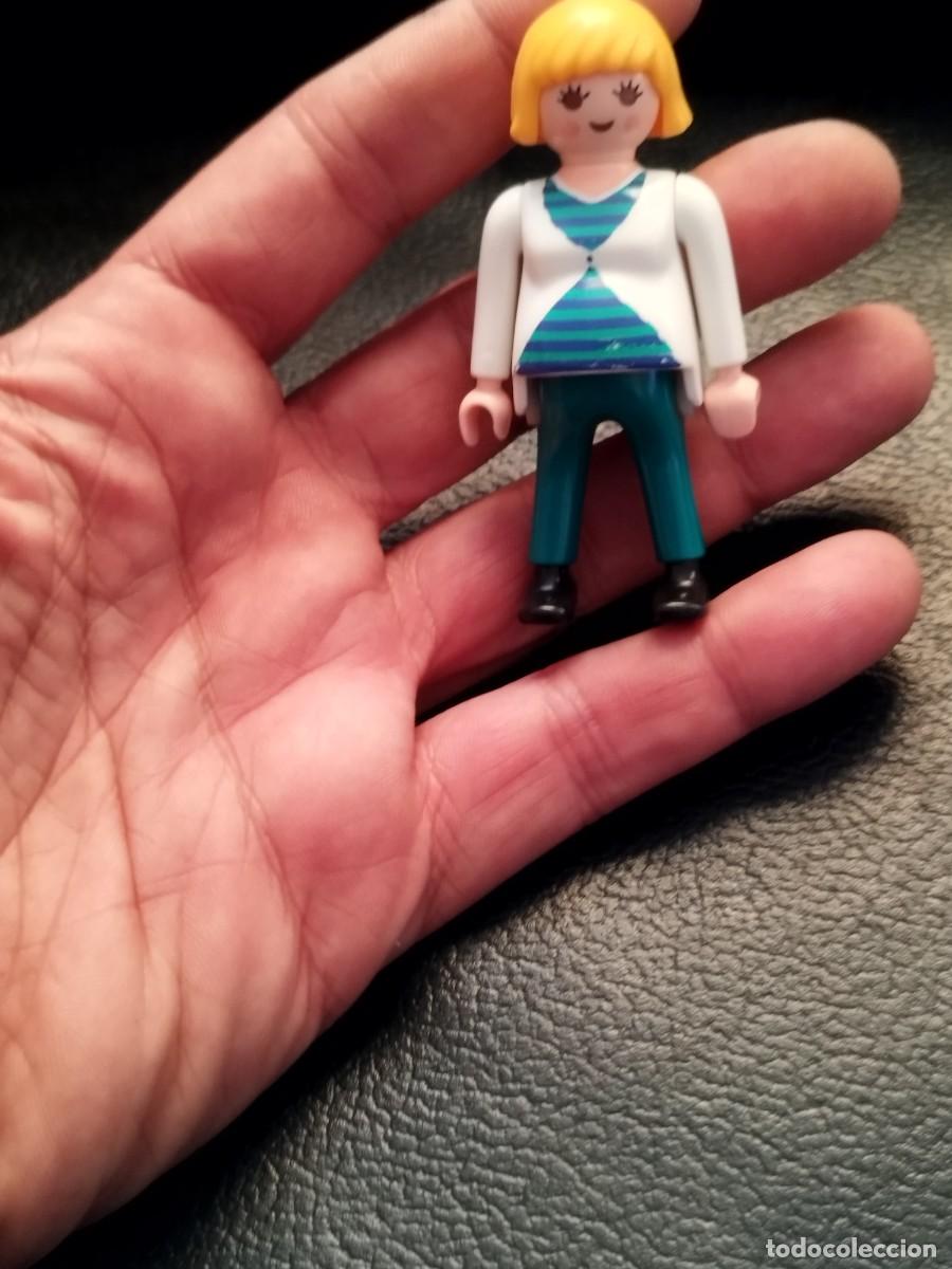 Playmobil: Figura Playmobil, chica o mujer rubia embarazada.
