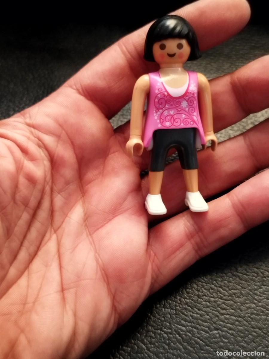Playmobil: Figura Playmobil, chica morena camiseta sin mangas.