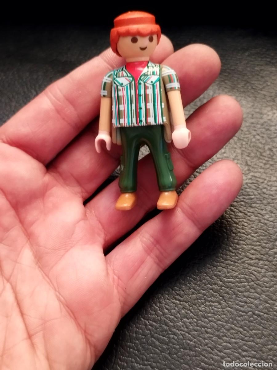 Playmobil: Figura Playmobil, chico pelirrojo con vida y pantalones verdes.