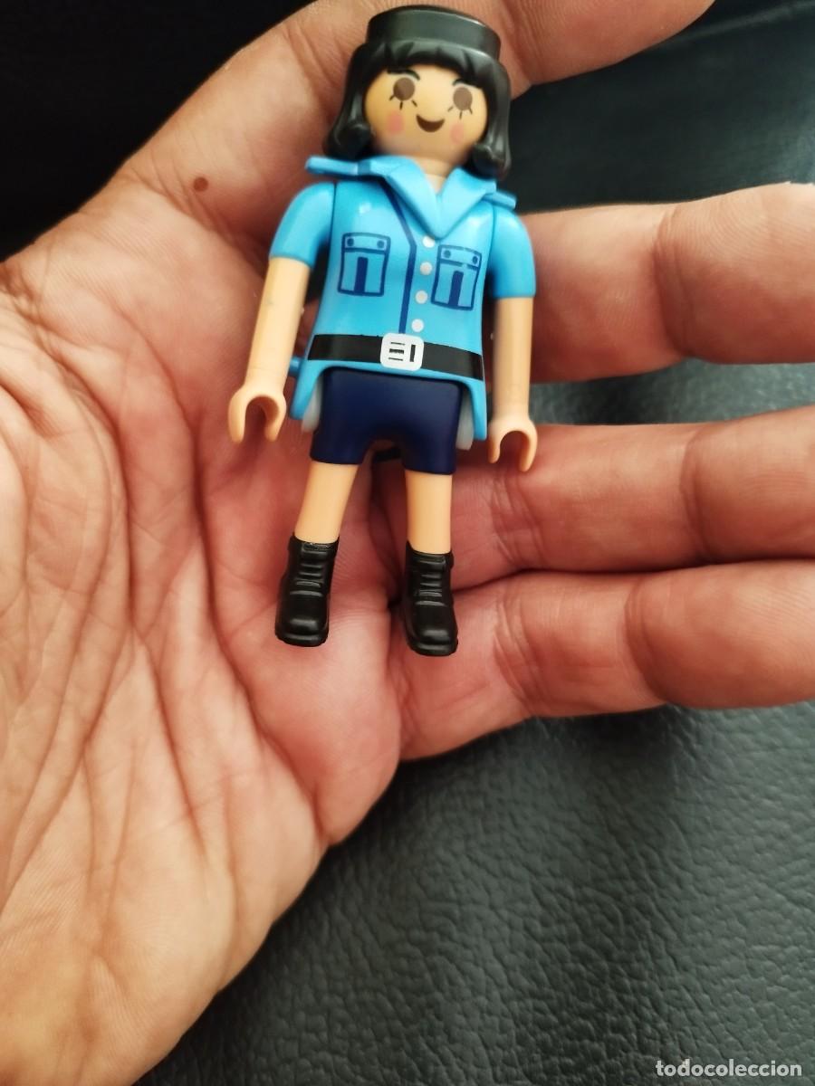 Playmobil: Figura Playmobil, mujer polic&iacute;a ciclista con pelo moreno. City action.