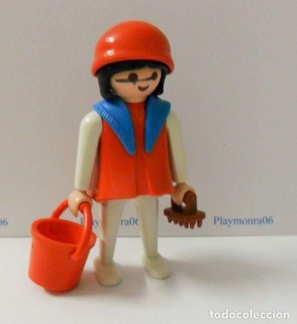 Playmobil: PLAYMOBIL P208 * FIGURA MUJER CON CUBO Y CEPILLO 1&ordf; EPOCA
