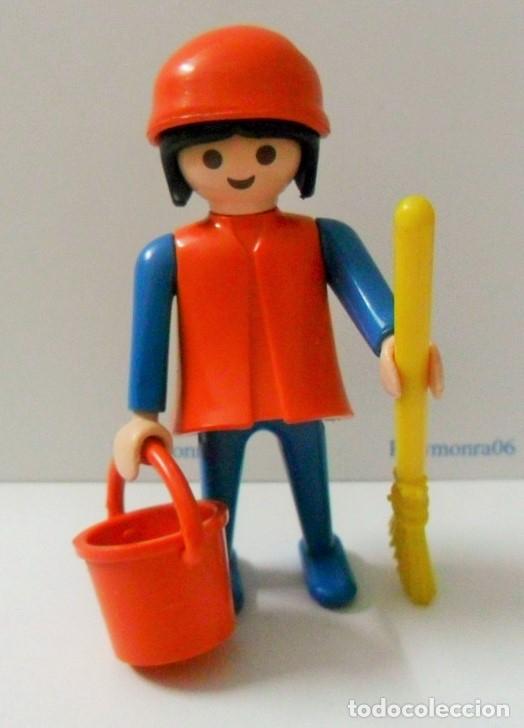 Playmobil: PLAYMOBIL P208 * FIGURA MUJER CON CUBO Y ESCOBA 1&ordf; EPOCA