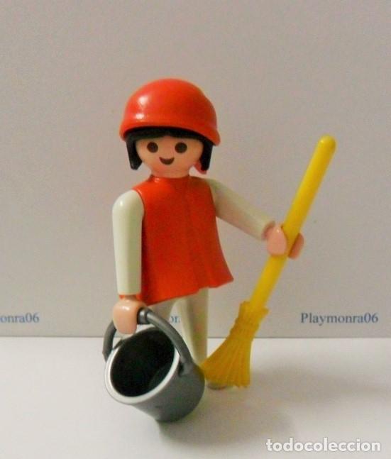 Playmobil: PLAYMOBIL P208 * FIGURA MUJER CON CUBO Y ESCOBA 1&ordf; EPOCA