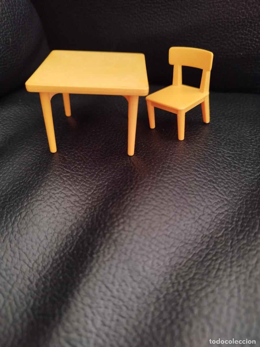 Playmobil: Figura playmobil, mesa y silla de color amarillo. Casa, terraza, comercio, cafeteria.