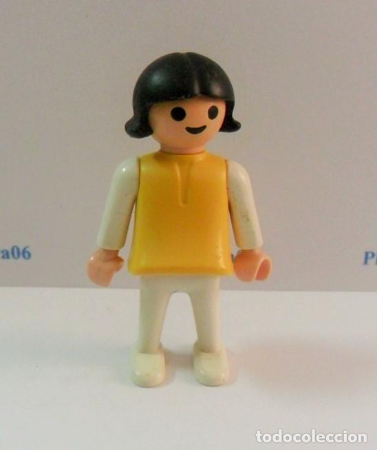 Playmobil: PLAYMOBIL P201 * FIGURA NI&Ntilde;A 1&ordf; EPOCA VESTIDO AMARILLO PANTALON BLANCO