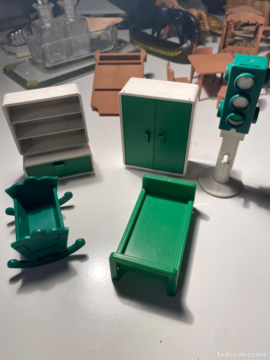 Playmobil: Lote de muebles y sem&aacute;foro de playmobil
