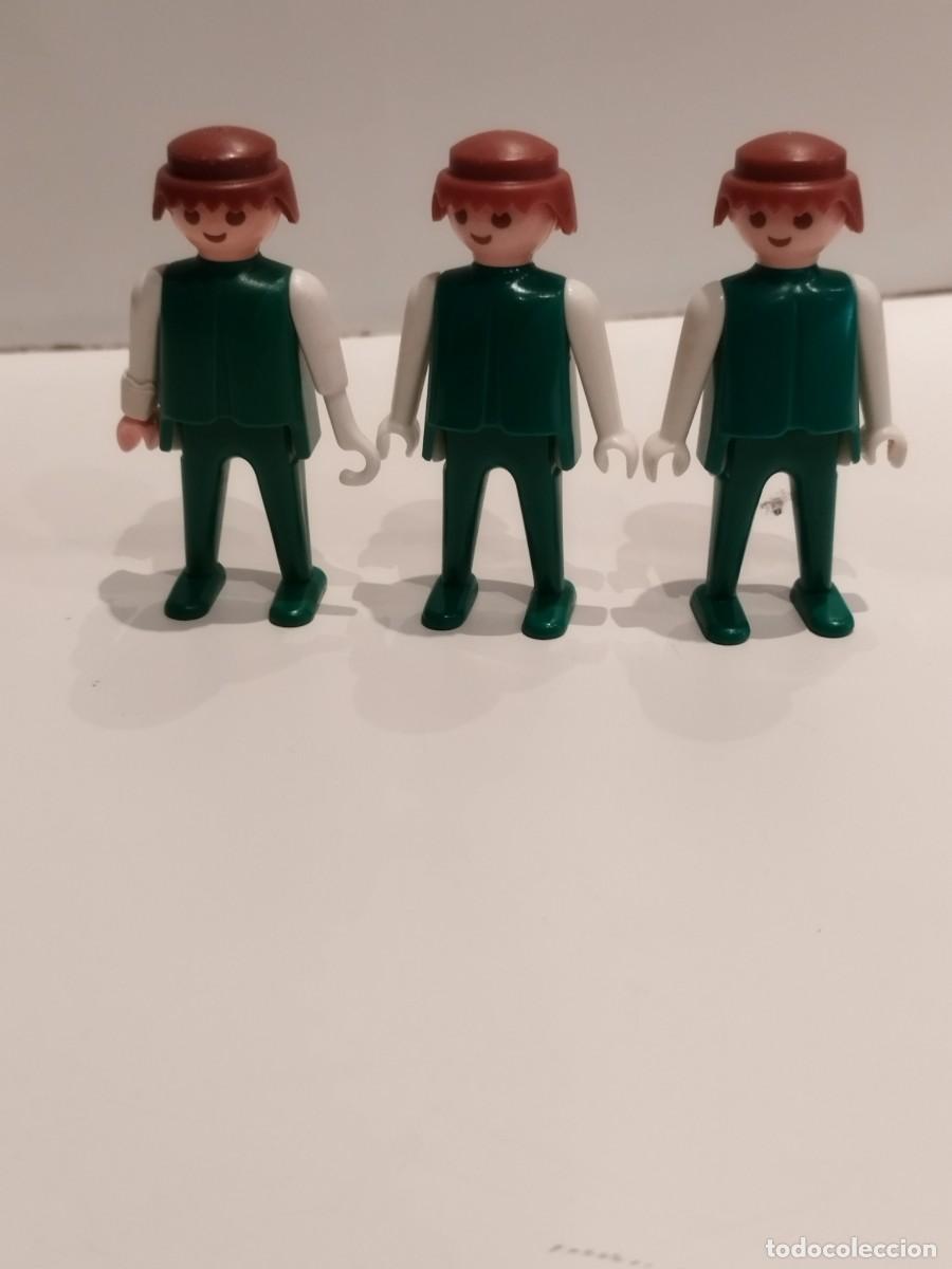 Playmobil: Figura Playmobil geobra, 3 chicos o hombres de color verde con mangas blancas.