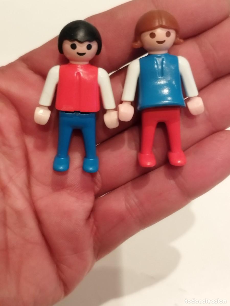 Playmobil: Figura Playmobil geobra, 1 ni&ntilde;o y una ni&ntilde;a de color rojo y azul.