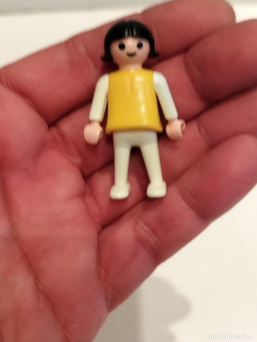 Playmobil: Figura Playmobil geobra, 1 ni&ntilde;a de color blanco y amarillo.