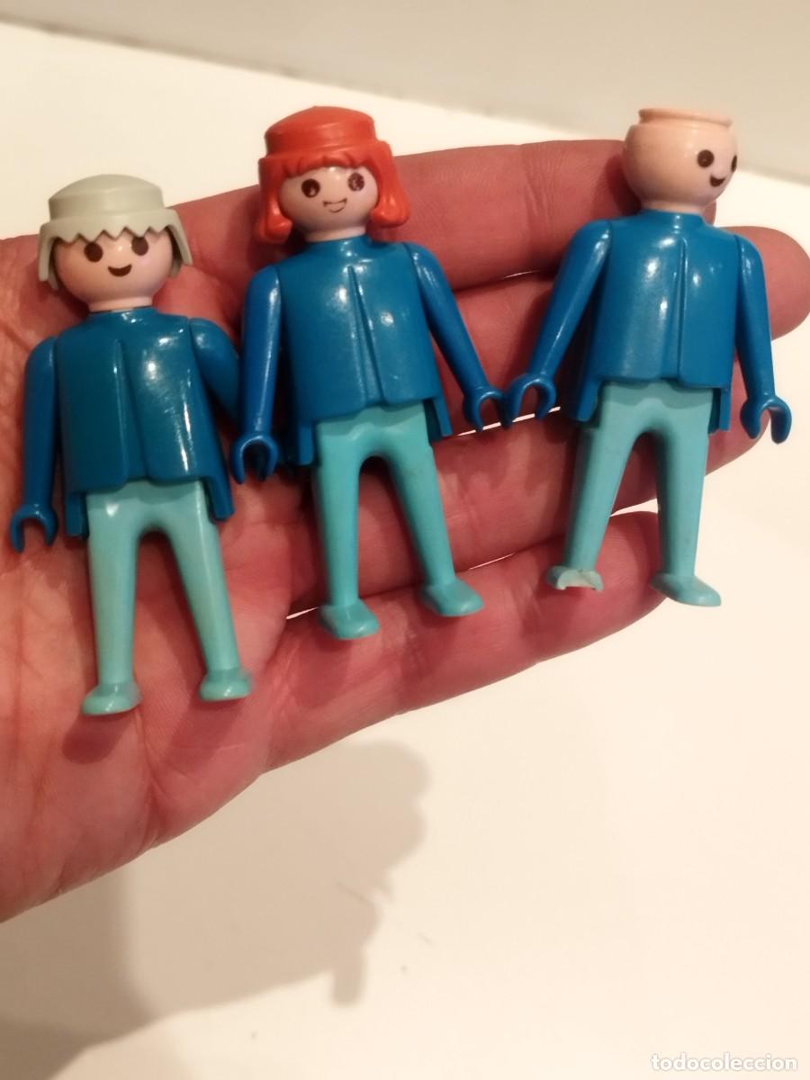 Playmobil: Figura Playmobil geobra, dos chicos y una chica de color azul.