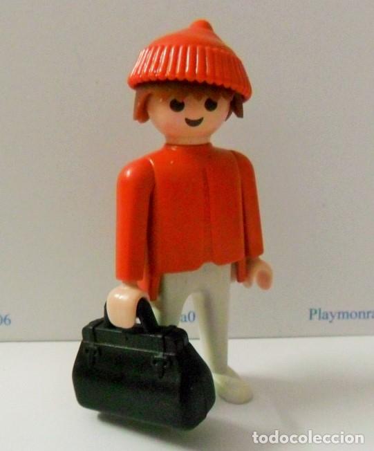 Playmobil: PLAYMOBIL P209 * PERSONAJE FIGURA HOMBRE JOVEN CON MALETIN Y GORRO ROJO
