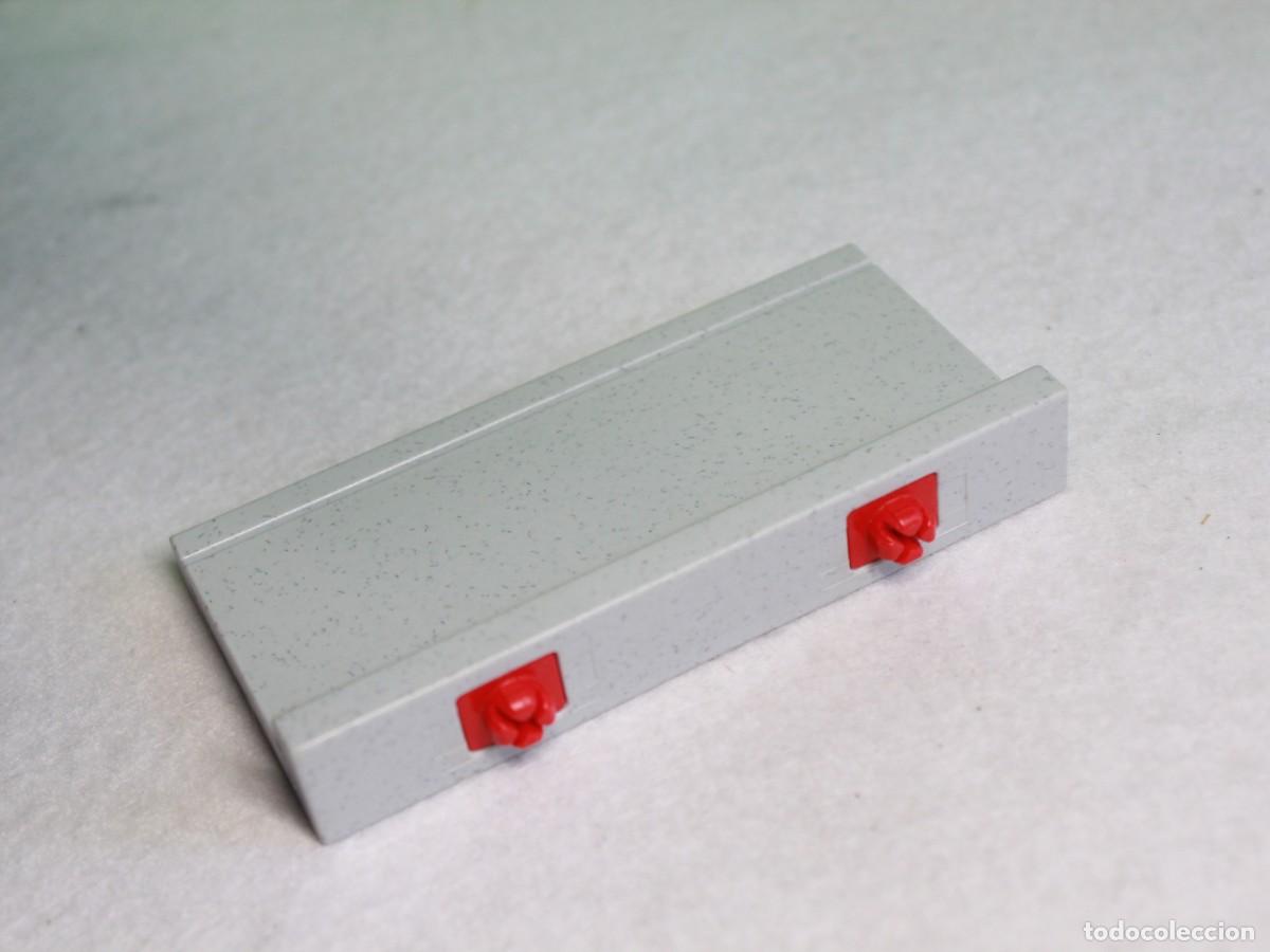 Playmobil: Accesorio Playmobil plataforma rectangular gris con enganches rojos - Foto 1