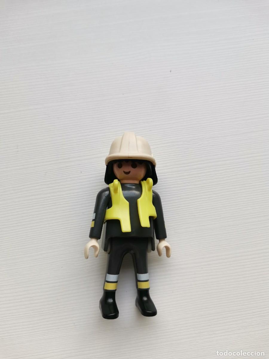 Playmobil: PLAYMOBIL BOMBERO CON CASCO - Foto 1