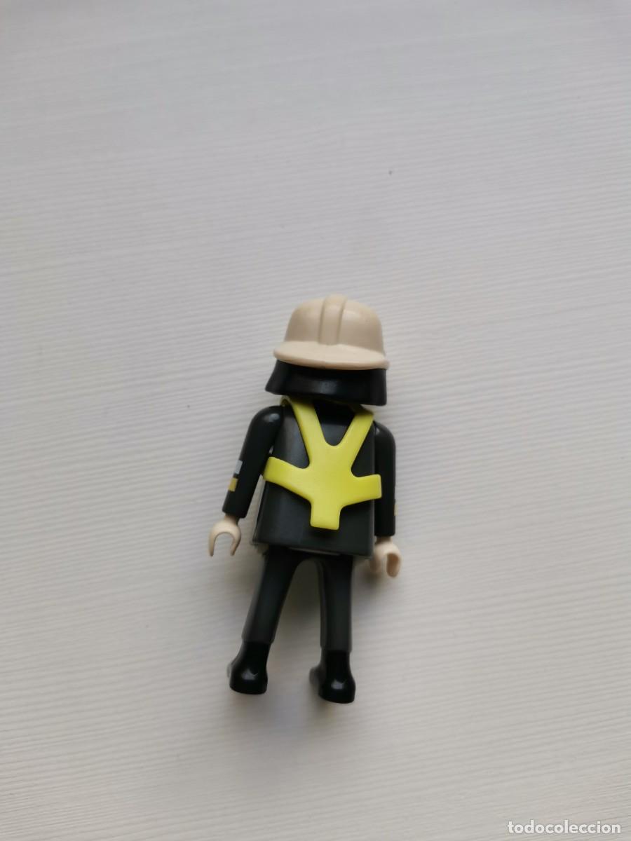 Playmobil: PLAYMOBIL BOMBERO CON CASCO - Foto 2