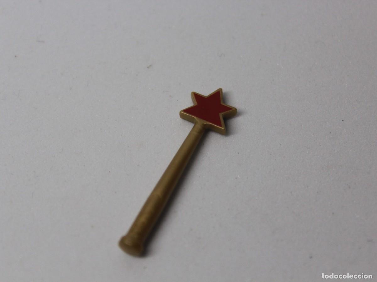 Playmobil: Accesorio Playmobil varita m&aacute;gica dorada con estrella roja