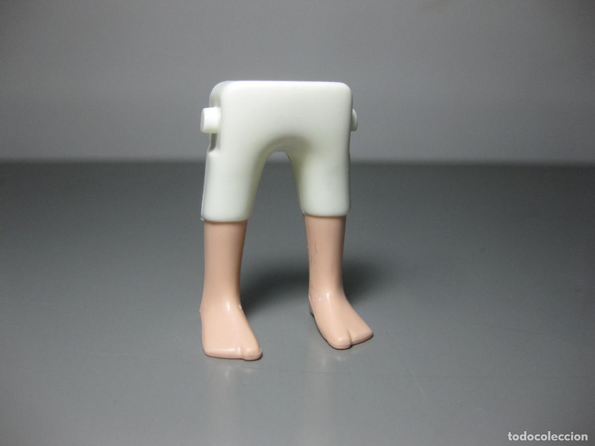 Playmobil: PLAYMOBIL PIERNAS BERMUDAS BLANCAS PIES DESCALZO RECAMBIO -SOB2
