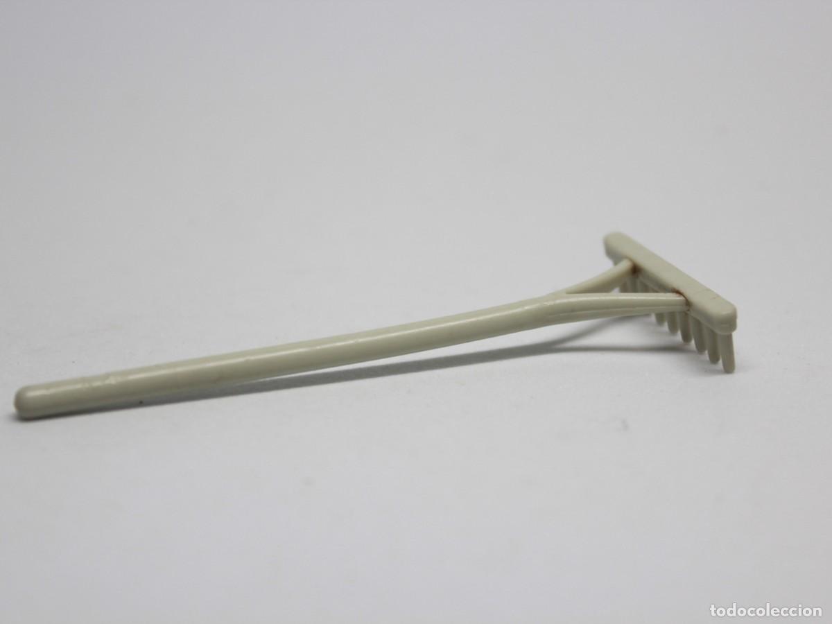 Playmobil: Accesorio Playmobil rastrillo beige - Foto 1