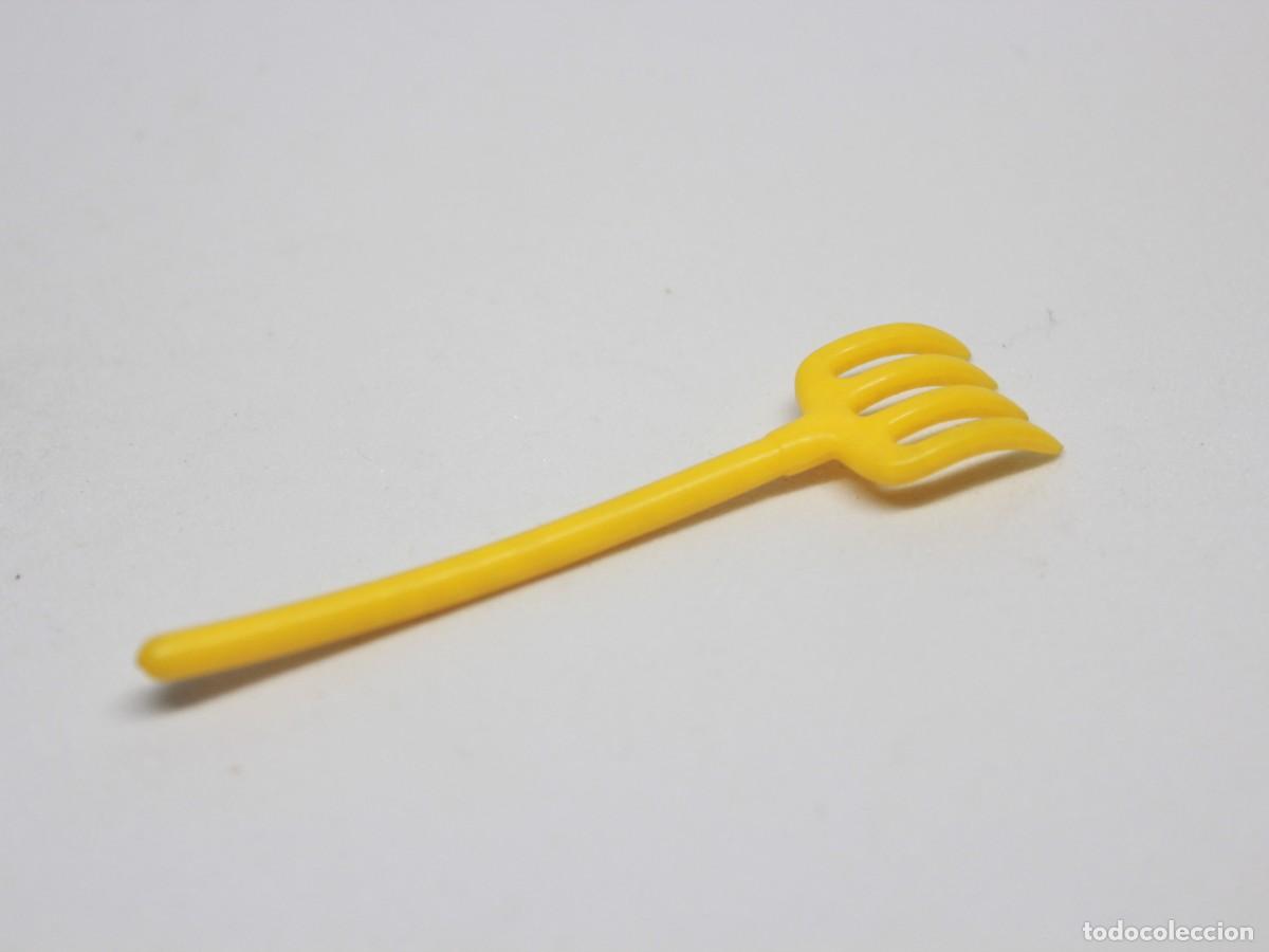 Playmobil: Accesorio Playmobil rastrillo amarillo - Foto 1