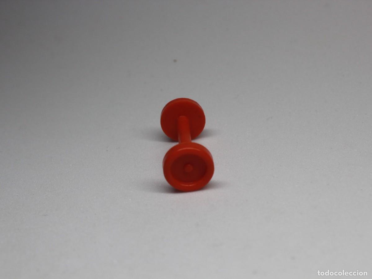 Playmobil: Accesorio Playmobil eje con ruedas rojo - Foto 1