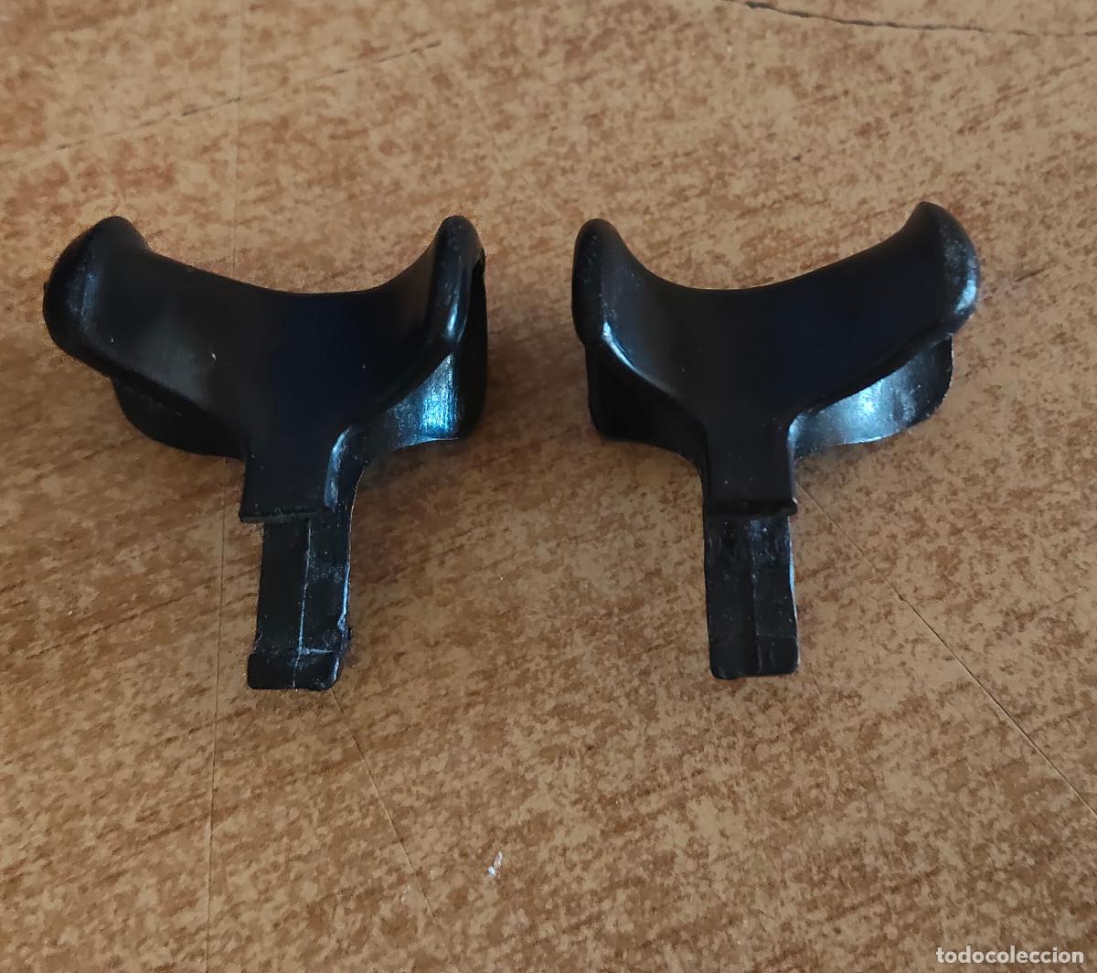 Playmobil: Playmobil Silla Caballo Cl&aacute;sica Negra - 2 unidades - las dos una pesta&ntilde;a rota - geobra 1974