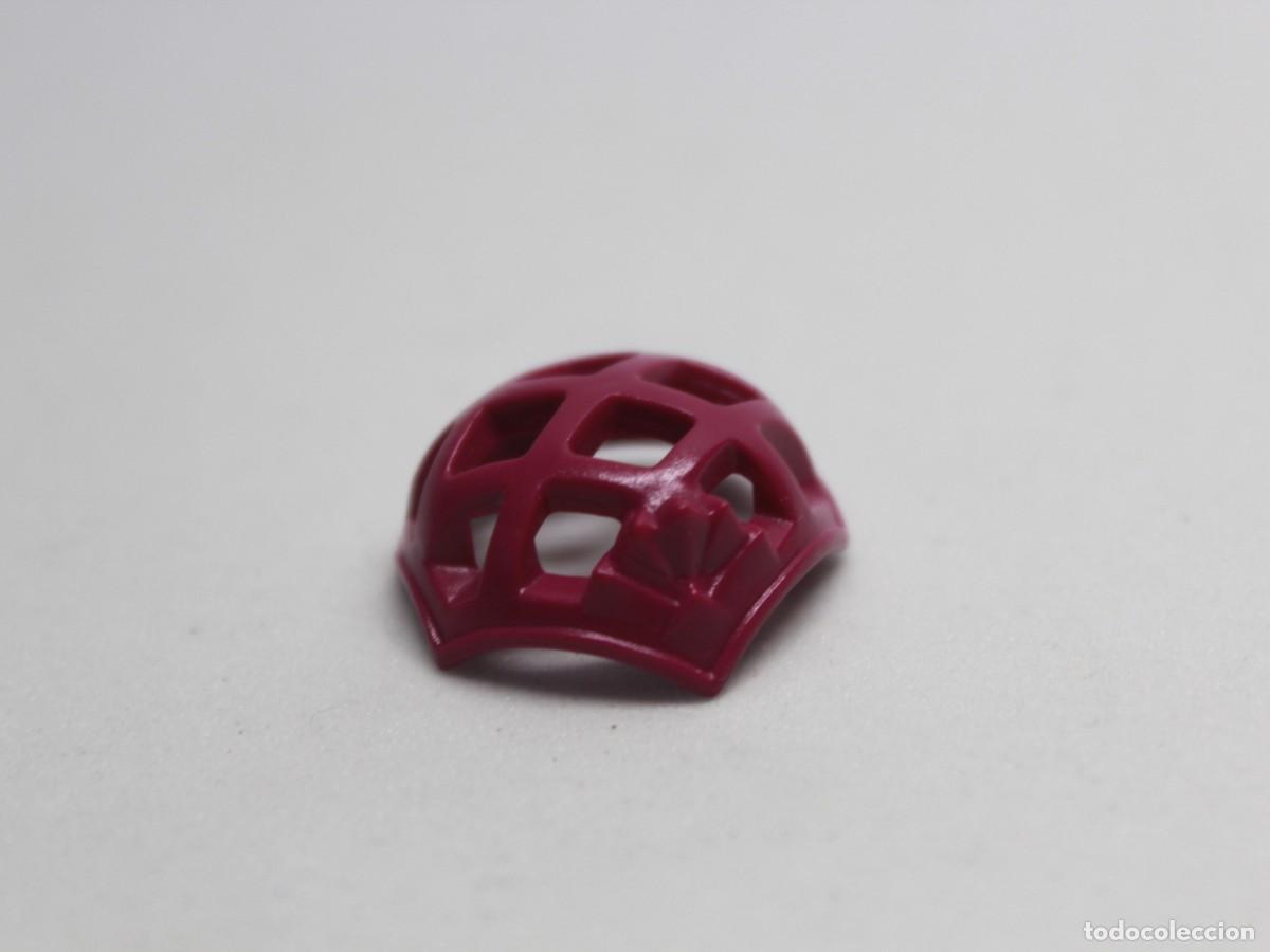 Playmobil: Accesorio playmobil casco rejilla rojo granate.