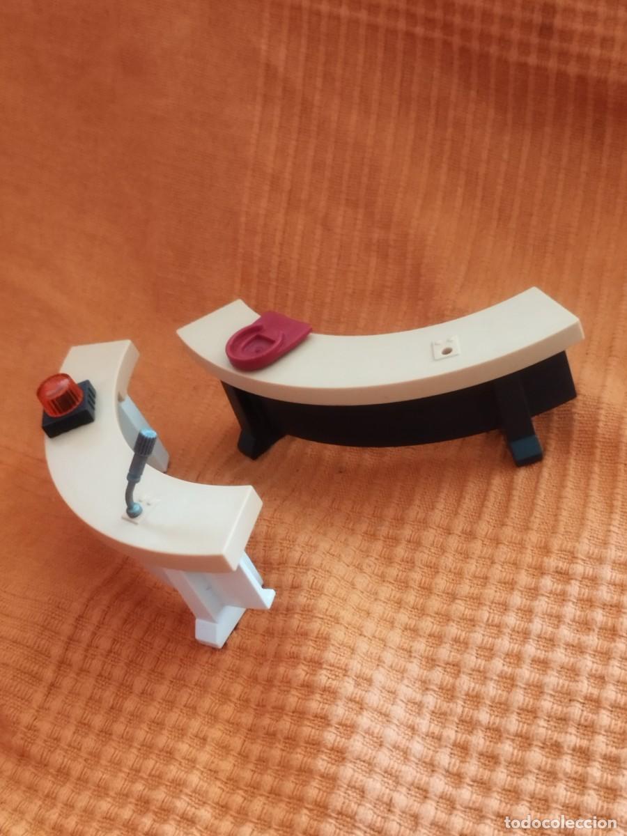 Playmobil: Figura playmobil. Dos mesas de oficina, despacho policia, comisaria.