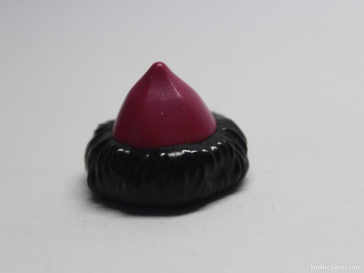 Playmobil: Accesorio Playmobil gorro puntiagudo rojo con pelo negro integrado.