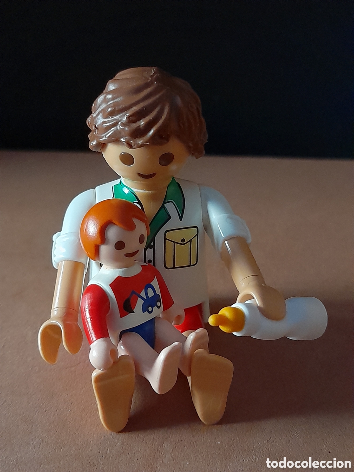 Playmobil: Playmobil figuras, padre dando el biberon al beb&eacute;